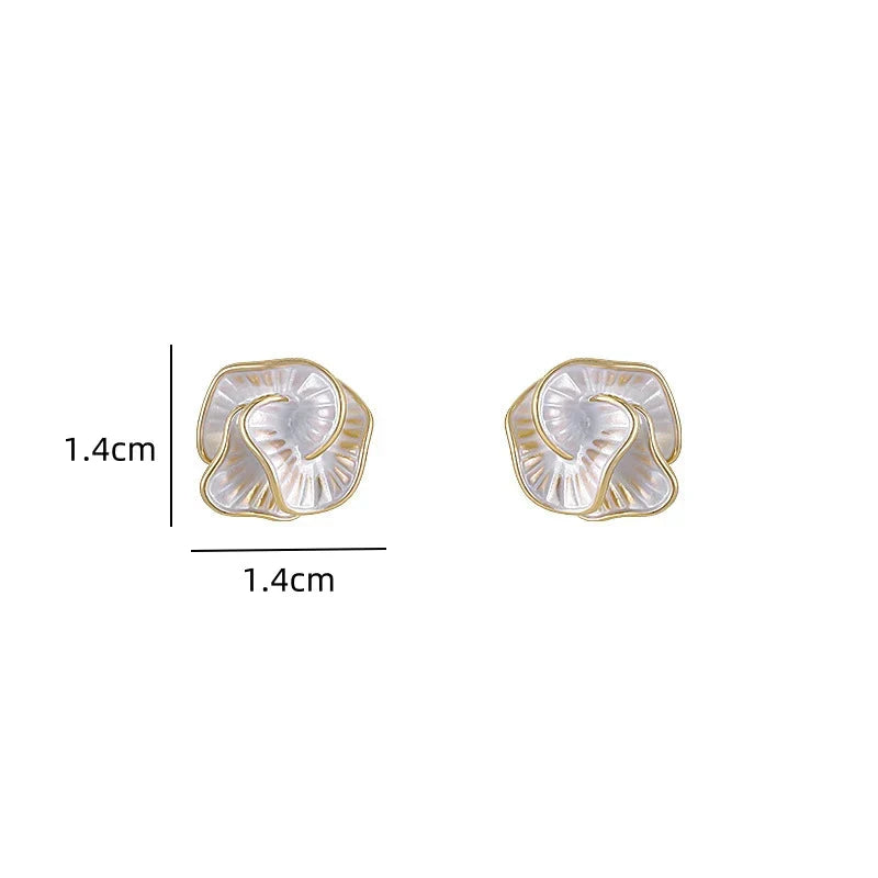 Brincos Florais de Esmalte Branco Dobrados - Design Exclusivo