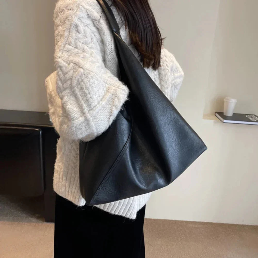 Bolsa Hobo de Couro Feminina Leftside - Elegância Atemporal