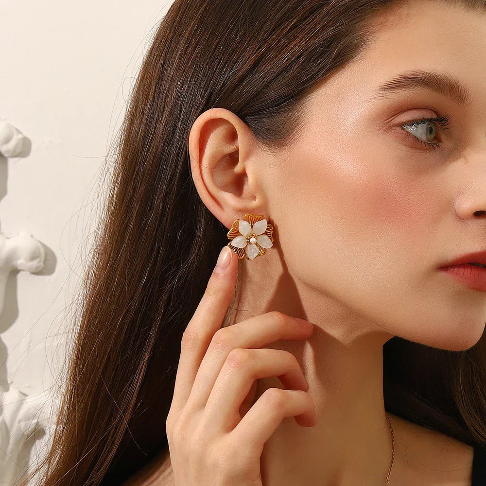 Brinco Flor de Concha Dourada Ebbelle - Luxo Hipoalergênico
