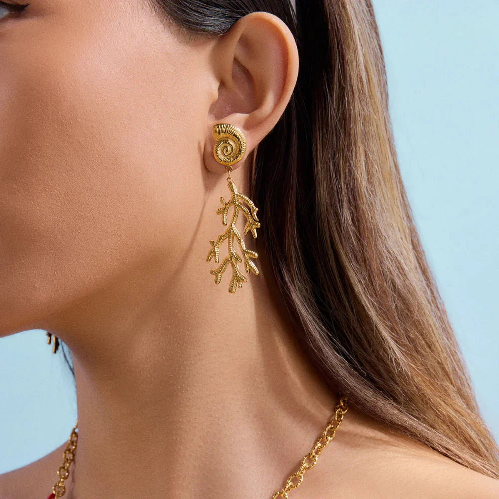 Brincos Elegância Oceânica: Concha e Coral Banhados a Ouro 18K