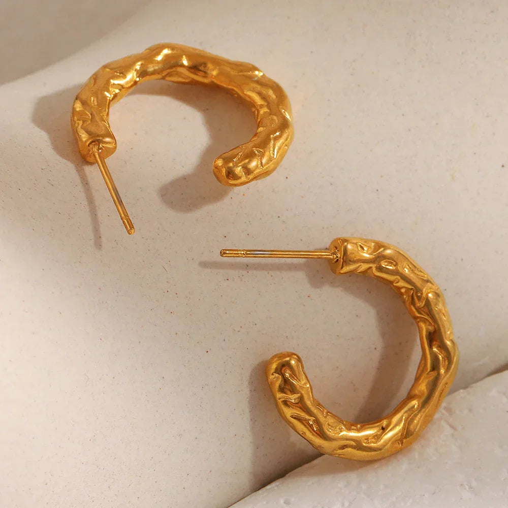 Brinco C-Forma Martelado Ouro 18K - Elegância Atemporal