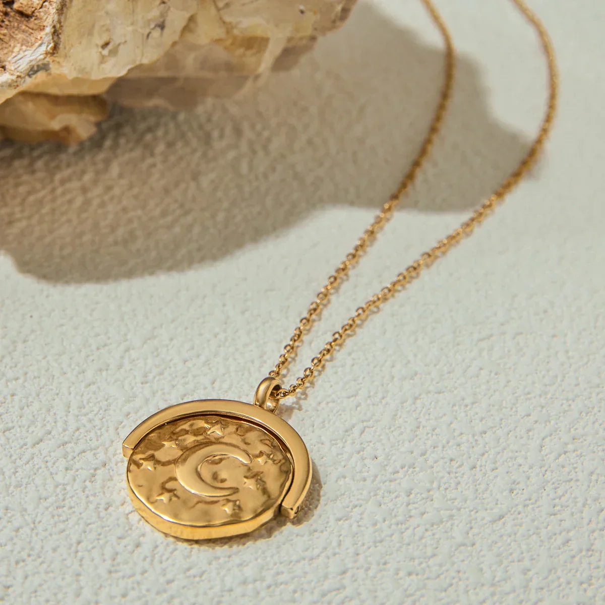 Colar Rotativo Estrela e Lua Banhado a Ouro 18K