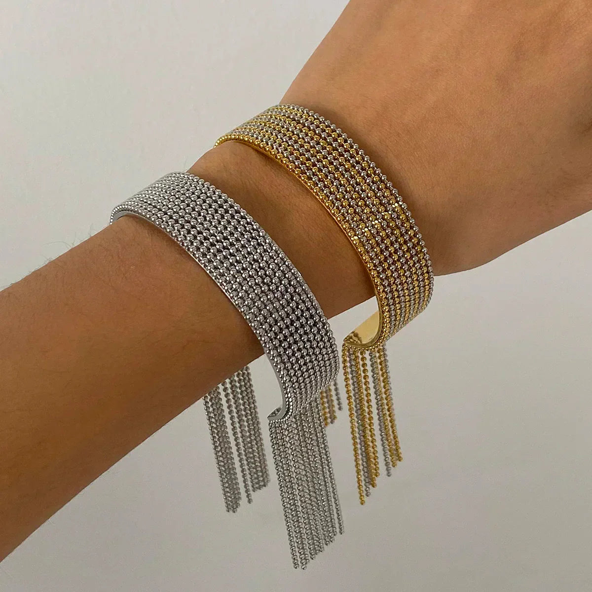 Pulseira Manguito Luxuosa com Borla em Ouro e Prata