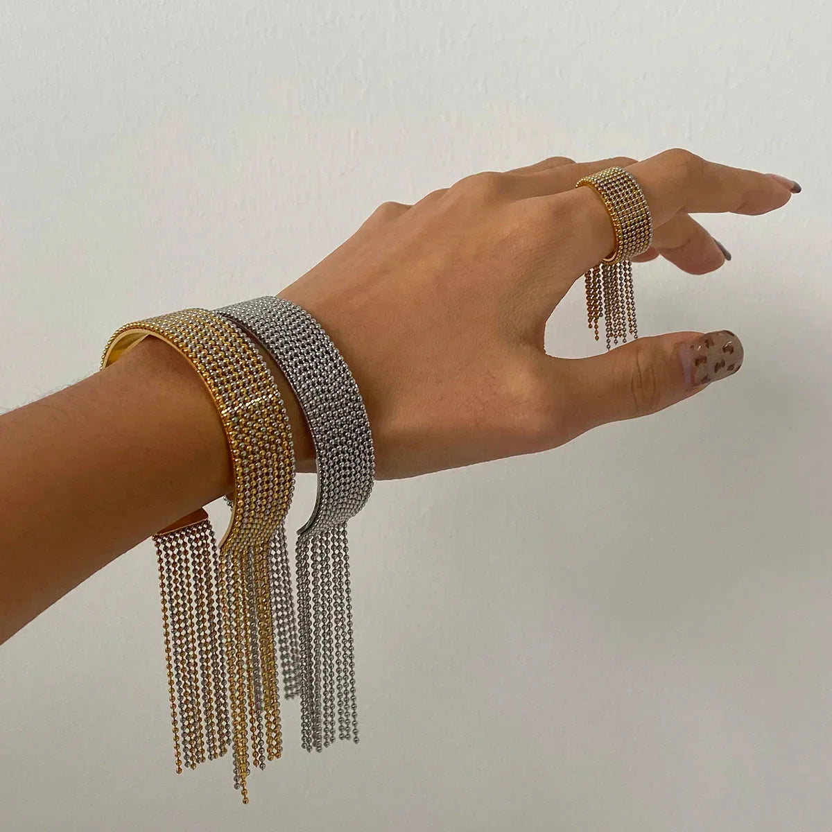 Pulseira Manguito Luxuosa com Borla em Ouro e Prata