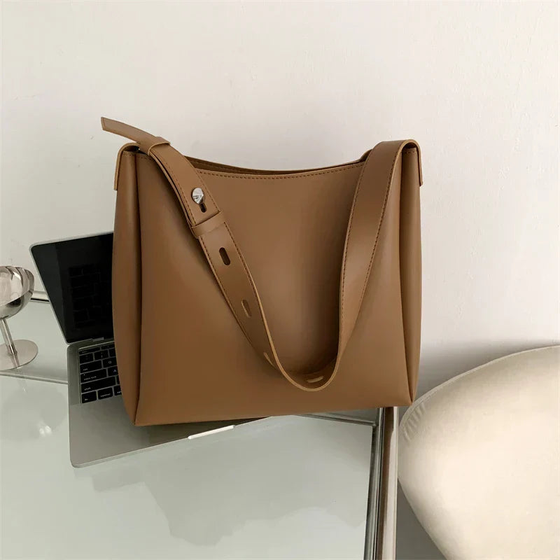 Bolsa Tote de Couro Leftside - Elegância e Versatilidade