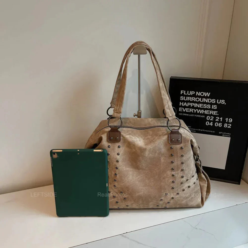 Bolsa de Ombro Punk em Couro Plutônio com Rebites