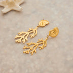 Brincos Elegância Oceânica: Concha e Coral Banhados a Ouro 18K