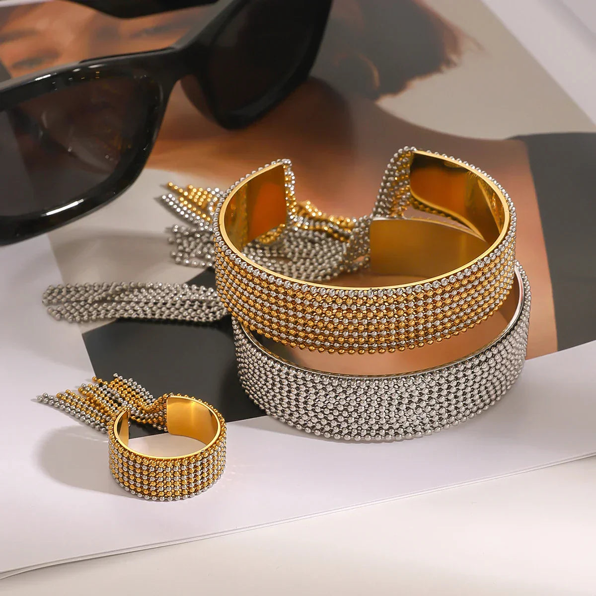 Pulseira Manguito Luxuosa com Borla em Ouro e Prata