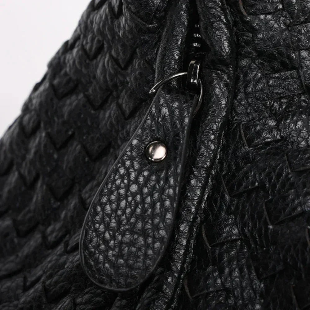 Bolsa Hobo Meia Lua em Couro Vegano Tecido Artesanal