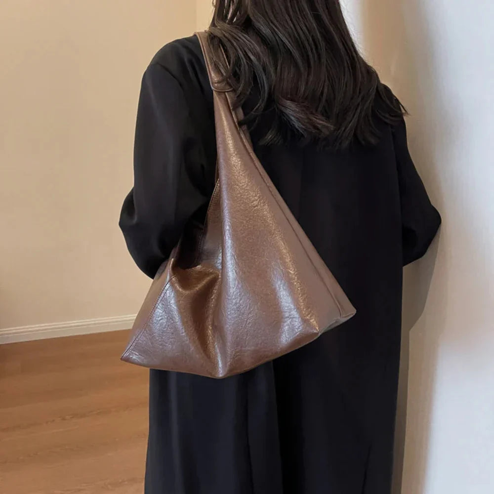 Bolsa Hobo de Couro Feminina Leftside - Elegância Atemporal