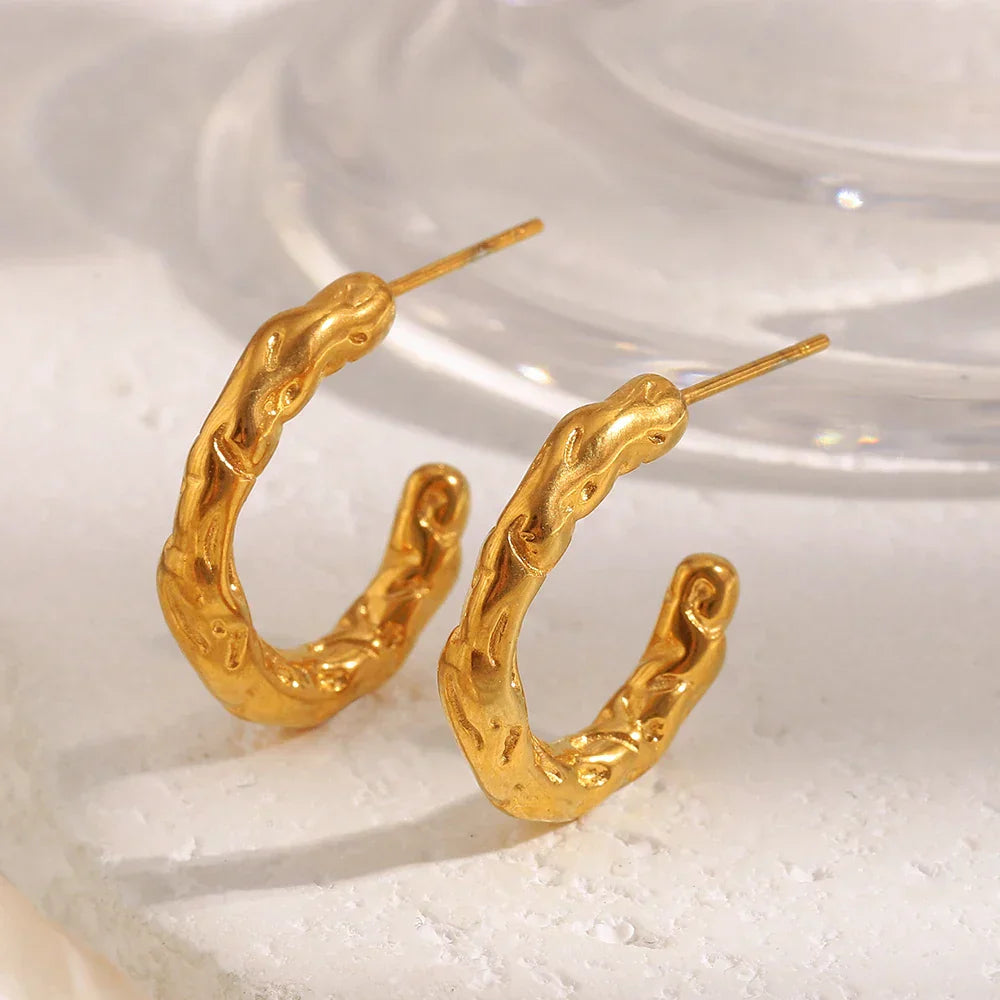 Brinco C-Forma Martelado Ouro 18K - Elegância Atemporal
