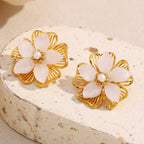 Brinco Flor de Concha Dourada Ebbelle - Luxo Hipoalergênico