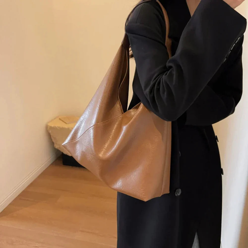 Bolsa Hobo de Couro Feminina Leftside - Elegância Atemporal