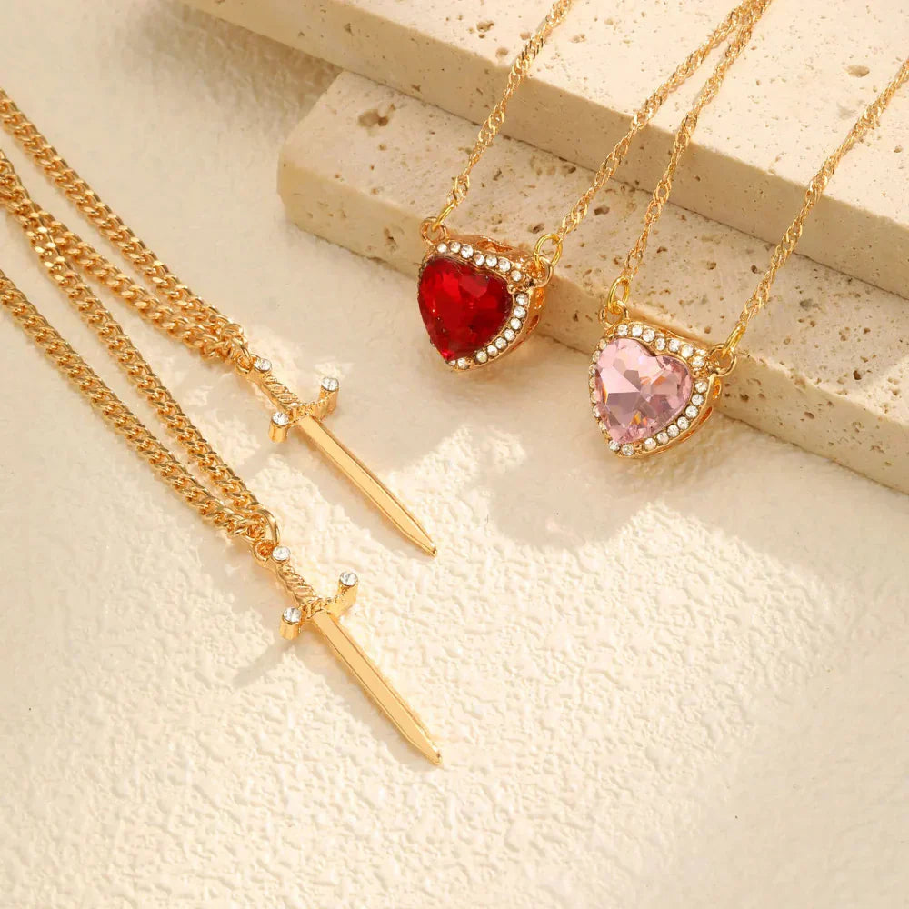 Colar Pingente Coração e Espada com Zircão Banhado a Ouro