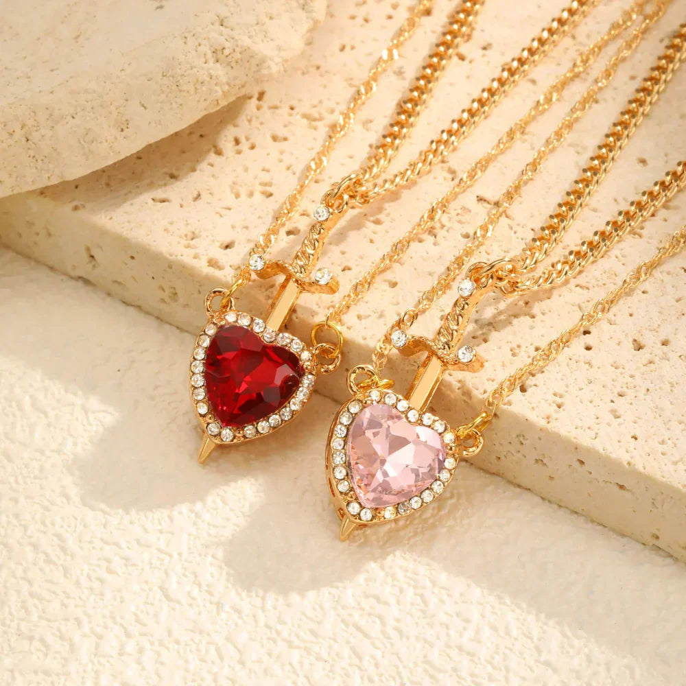 Colar Pingente Coração e Espada com Zircão Banhado a Ouro