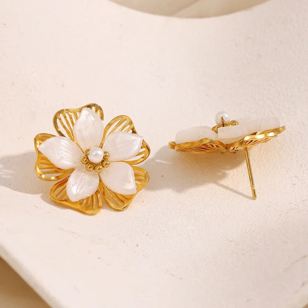 Brinco Flor de Concha Dourada Ebbelle - Luxo Hipoalergênico