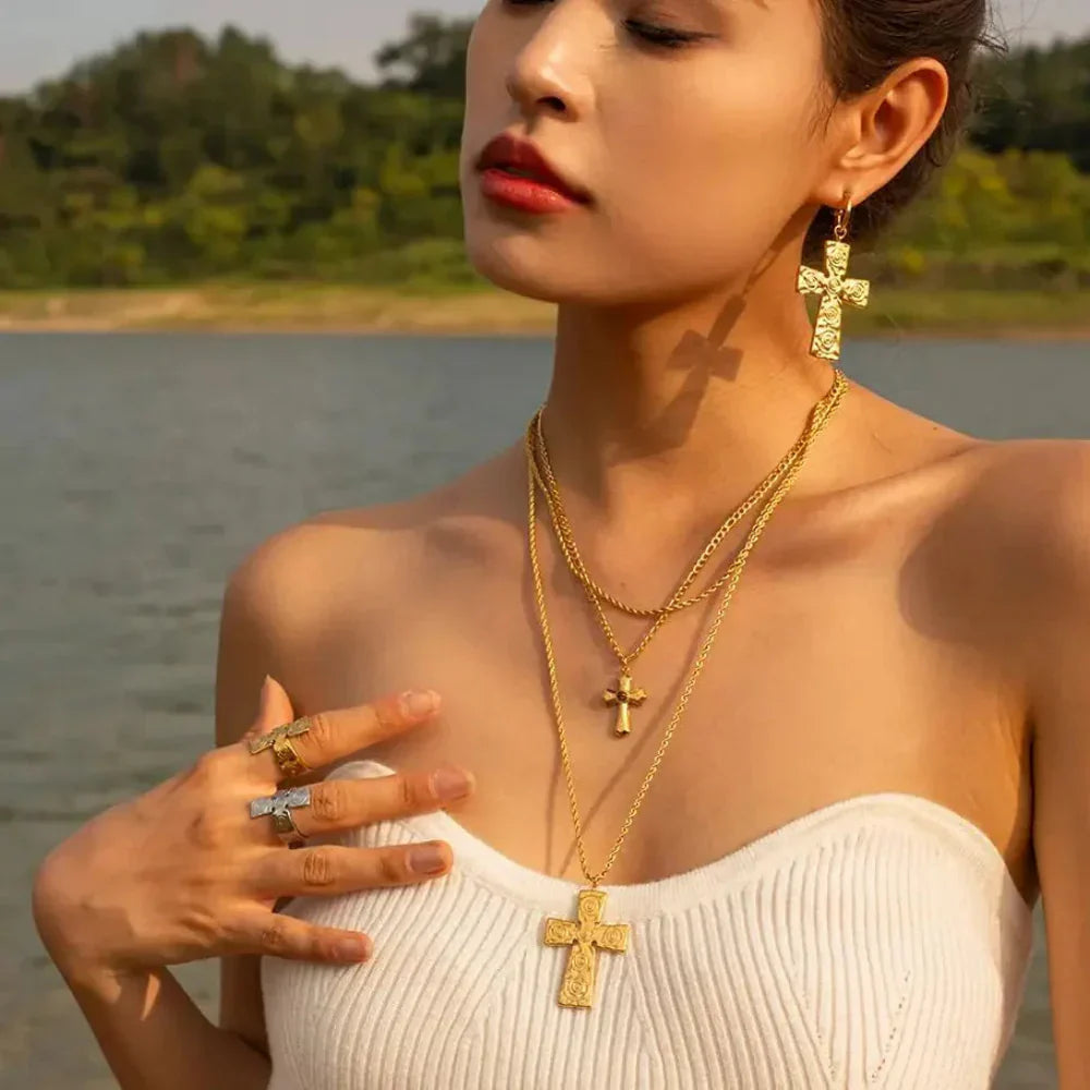 Colar Cruz Dourada Dupla Camada em Aço Inoxidável