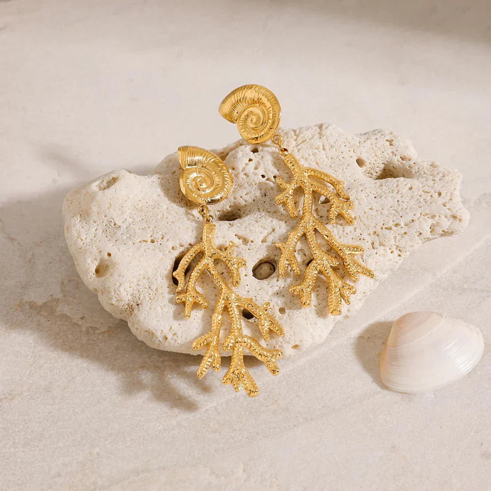 Brincos Elegância Oceânica: Concha e Coral Banhados a Ouro 18K