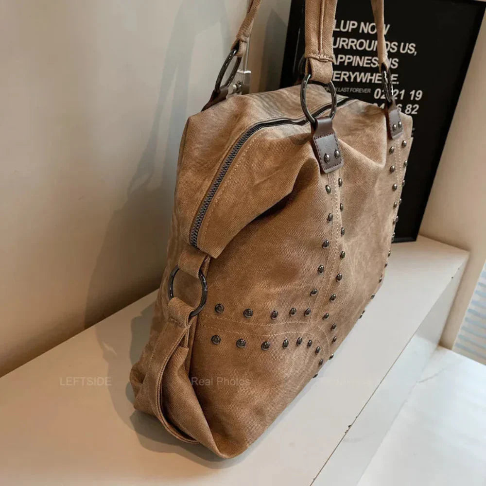 Bolsa de Ombro Punk em Couro Plutônio com Rebites